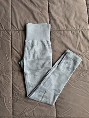 Light grey camo seamless leggings